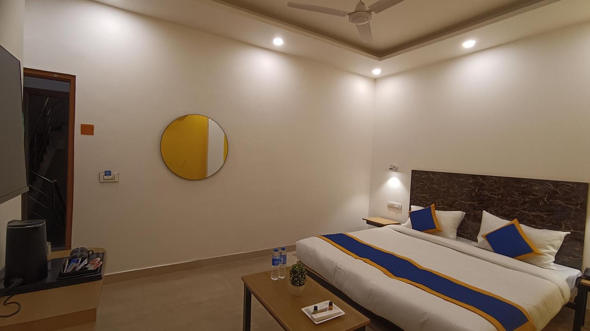 Aamantran Residency Hotel, Sohna Road, Sector 49, Gurugram Gurgaon Buitenkant foto