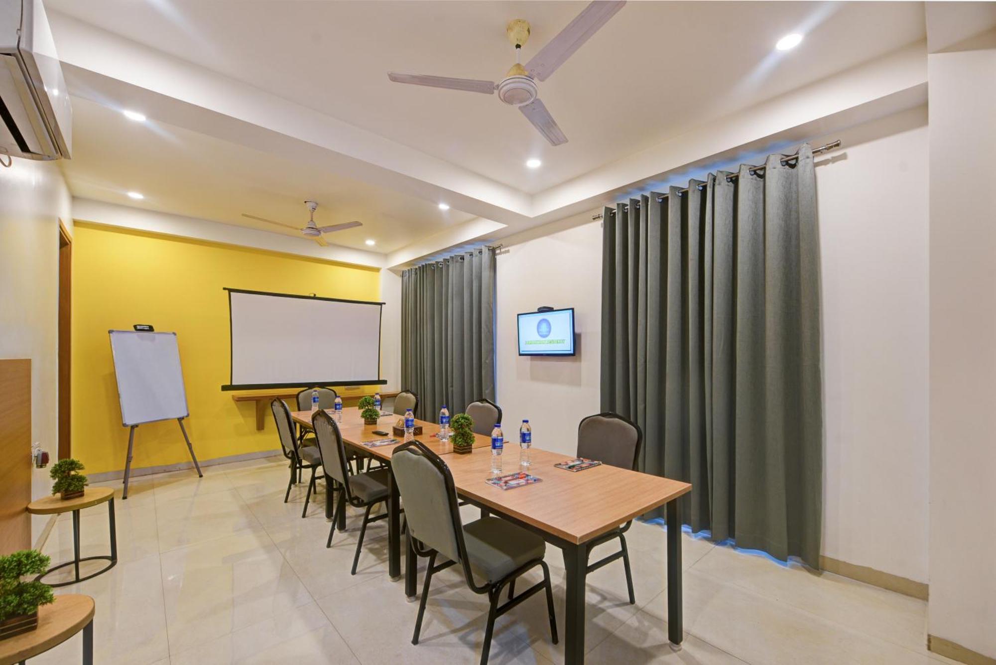 Aamantran Residency Hotel, Sohna Road, Sector 49, Gurugram Gurgaon Buitenkant foto